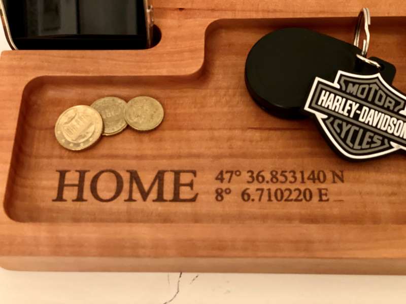 Catchall Tray "HOME" Schlüsselschale mit Smartphone Halterung und persönlicher Gravur aus Kirschbaum